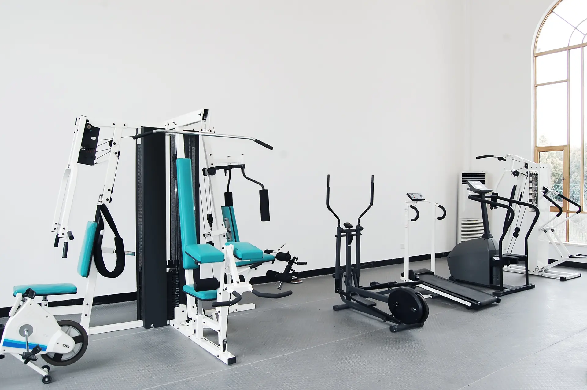 Gimnasio con las paredes pintadas de blanco Gimnasio con las paredes pintadas de blanco