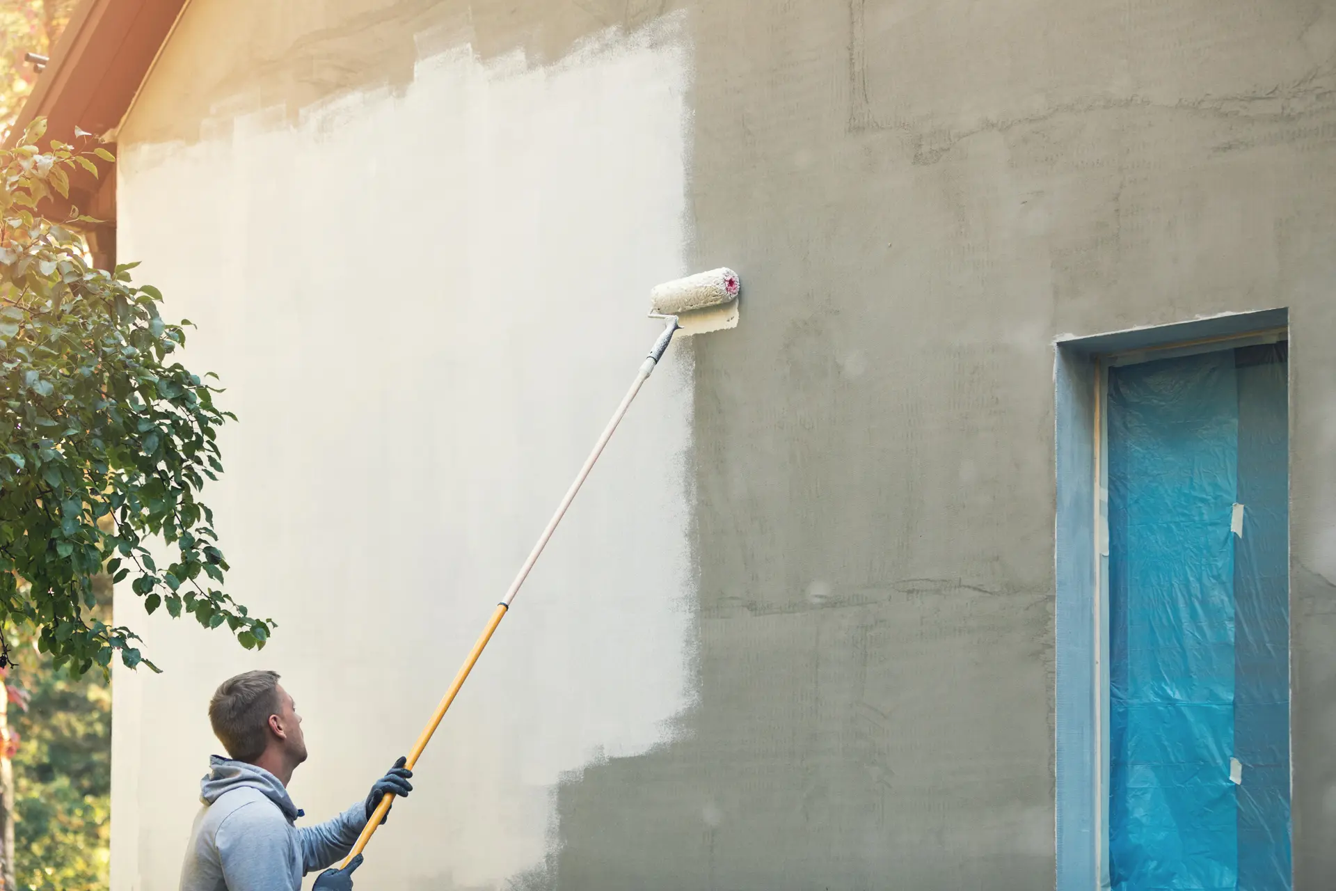 Pintor trabajando en una fachada en Irún Pintor trabajando en una fachada en Irún